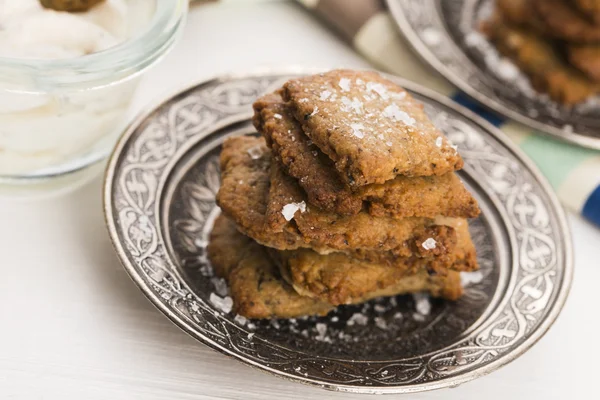 Casse-croûte espagnol aux olives noires et aux anchois — Photo