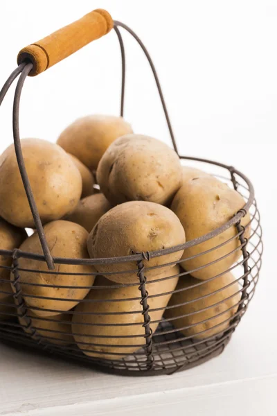 Сырой картофель в корзине — стоковое фото