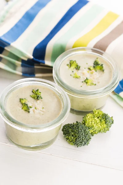 Sopa de crema de brócoli en la mesa — Foto de Stock