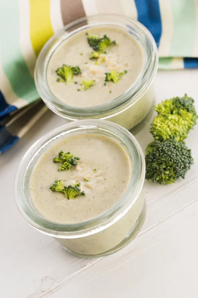 Broccoli crème soep op tafel — Stockfoto