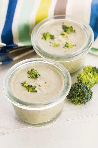 Sopa de crema de brócoli en la mesa — Foto de Stock