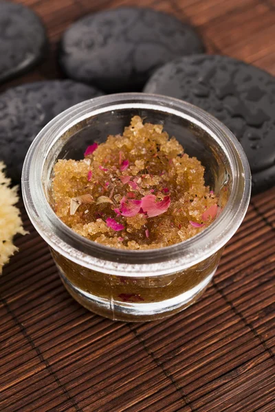 Zelfgemaakte lichamelijke peeling met suiker, olijfolie en roos bloemblad — Stockfoto