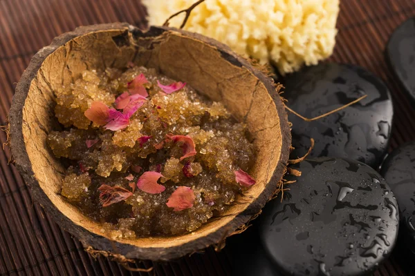 Homemade body peeling with sugar, olive oil and rose petal — Stock Photo, Image