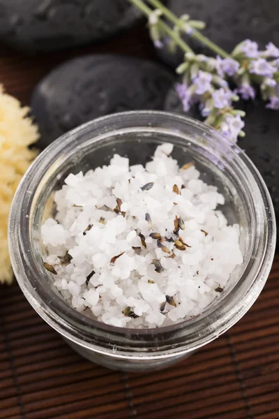 Homemade skin exfoliant (skin scrub) of sea salt, olive oil and — Stock Photo, Image