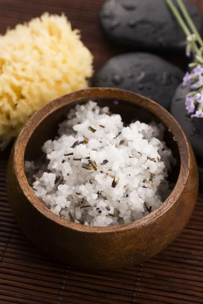 Homemade skin exfoliant (skin scrub) of sea salt, olive oil and — Stock Photo, Image