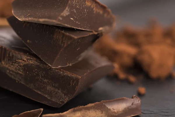 Нарезанный шоколад — стоковое фото