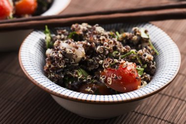 Tabbouleh Quinoa domates, soğan, nane, maydanoz ve limon ile