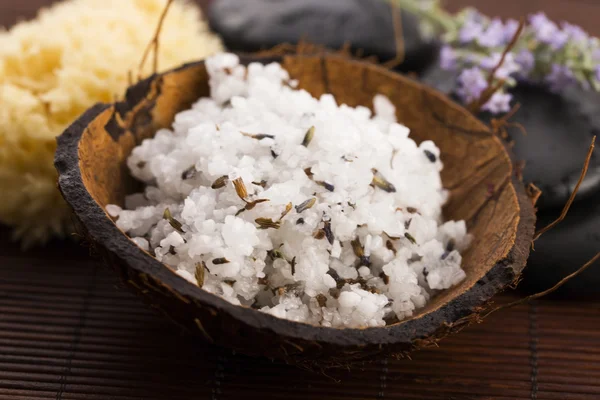 Homemade skin exfoliant (skin scrub) of sea salt, olive oil and — Stock Photo, Image