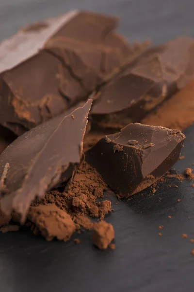 Нарезанный шоколад с какао — стоковое фото