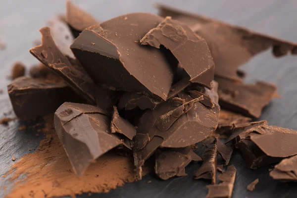 Τεμαχισμένη σοκολάτα με κακάο — Φωτογραφία Αρχείου