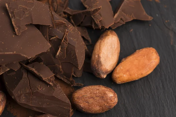 Gehackte Schokolade mit Kakao — Stockfoto