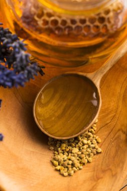 Lavanta bal arı polen ve bal tarak ile