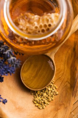 Lavanta bal arı polen ve bal tarak ile