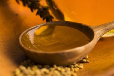 Lavanta bal arı polen ve bal tarak ile