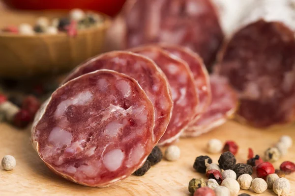 Ломтики испанской свиной колбасы — стоковое фото