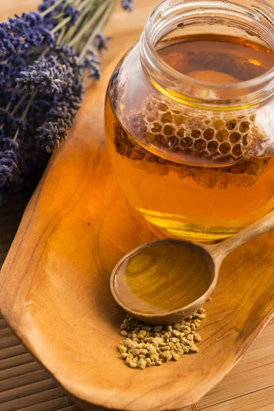 Miel de lavande avec pollen d'abeille et peigne de miel — Photo
