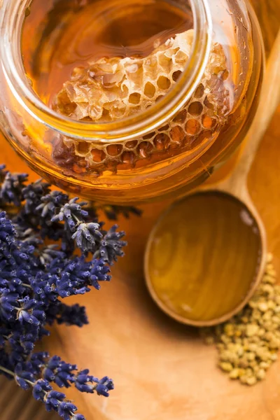 Miel de lavanda con polen de abeja y panal de miel —  Fotos de Stock