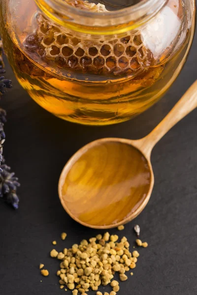 Lavendelhonig mit Bienenpollen und Honigwaben — Stockfoto