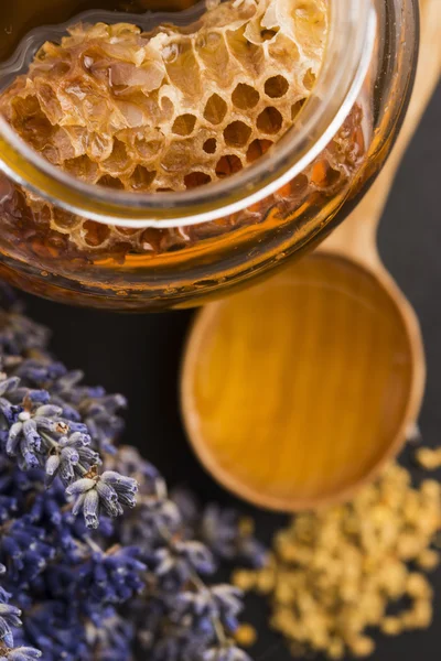 Mel de lavanda com pólen de abelha e favo de mel — Fotografia de Stock