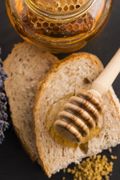 Brood en jar van lavendel honing — Stockfoto