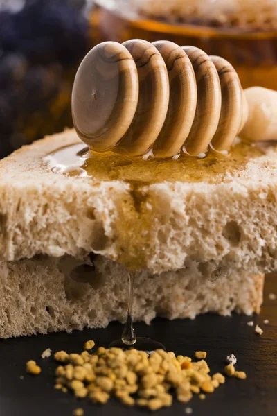 Bröd och burk lavendel honung — Stockfoto