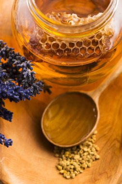 Lavanta bal arı polen ve bal tarak ile