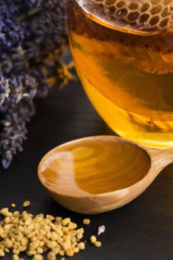 Lavanta bal arı polen ve bal tarak ile