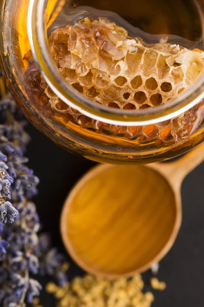 Miel de lavanda con polen de abeja y panal de miel —  Fotos de Stock