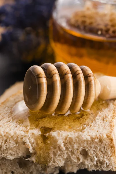 Bröd och burk lavendel honung — Stockfoto