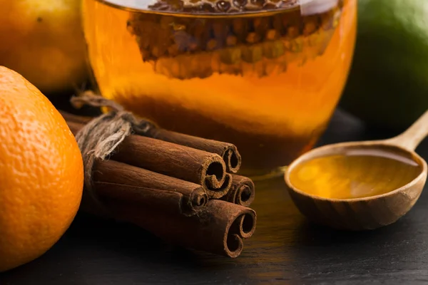 Мед с цитрусовыми фруктами и корицей — стоковое фото