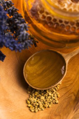Lavanta bal arı polen ve bal tarak ile
