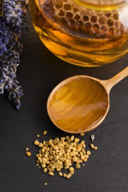 Lavanta bal arı polen ve bal tarak ile