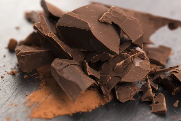 Posiekanej czekolady z kakao — Zdjęcie stockowe