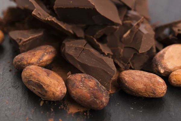 Gehackte Schokolade mit Kakao — Stockfoto