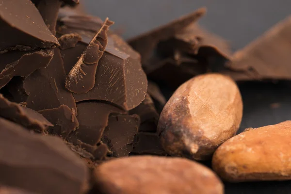 Нарезанный шоколад с какао — стоковое фото