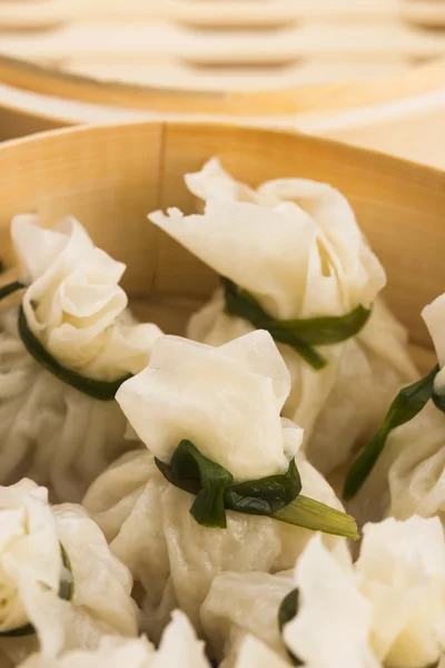 Chinese dumplings in bamboo steamers — Stock Photo, Image