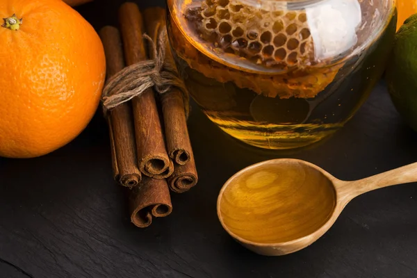 Honey with citrus fruit and cinnamon — Stock Photo, Image