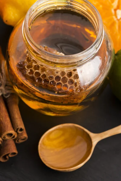 Miel con cítricos y canela — Foto de Stock