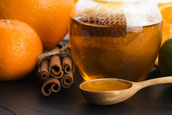 Honey with citrus fruit and cinnamon — Stock Photo, Image