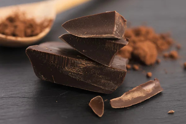 Нарезанный шоколад — стоковое фото