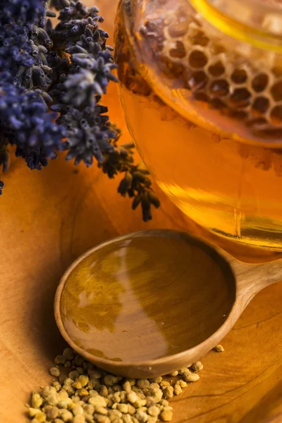 Levandulový med s včelího pylu a medu hřeben — Stock fotografie