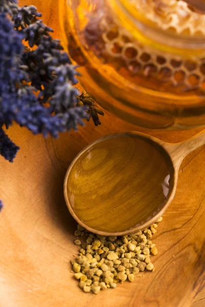 Mel de lavanda com pólen de abelha e favo de mel — Fotografia de Stock