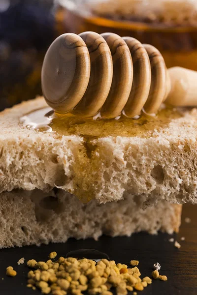 Brood en jar van lavendel honing — Stockfoto