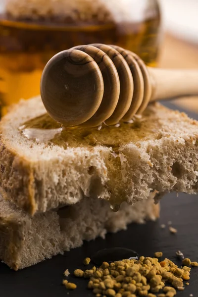 Chleb i słoik miodu lawendowego — Zdjęcie stockowe