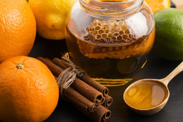Мед с цитрусовыми фруктами и корицей — стоковое фото