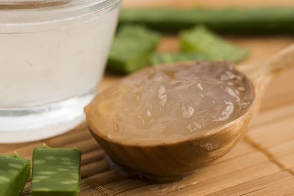 Aloe vera jus dengan daun segar — Stok Foto