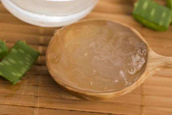 Succo di aloe vera con foglie fresche — Foto Stock