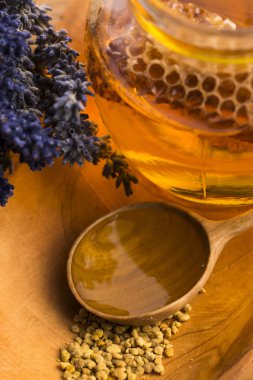 Lavanta bal arı polen ve bal tarak ile