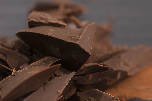 Gehakte chocolade met cacao — Stockfoto