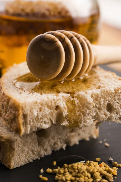 Pão e jarra de mel de lavanda — Fotografia de Stock